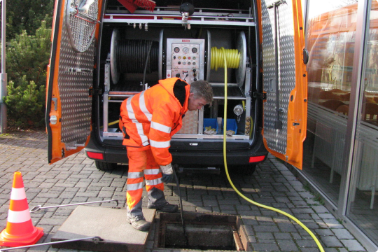 Прочистка канализационных колодцев